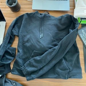 Lululemon x Barry’s boot camp black crops sweatshirt